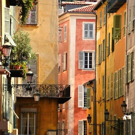 Sunny In Heart Of Old Town *